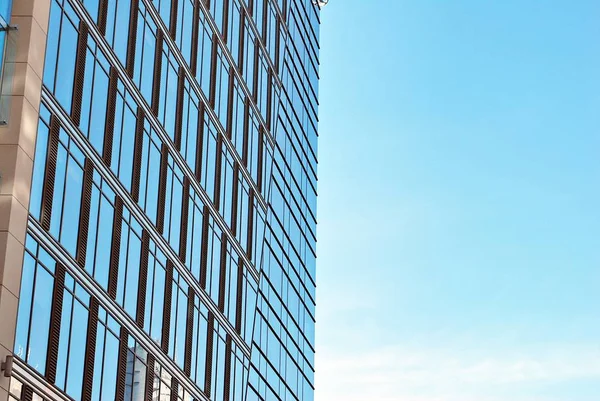 Modern binanın cam mimarisi