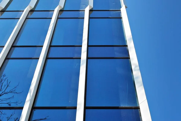 Arquitectura de vidrio de edificio moderno — Foto de Stock