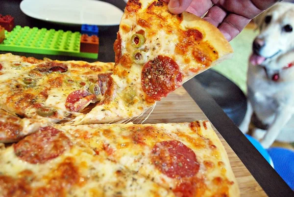 Foco suave closeup pizza panela de trigo inteiro em prato de madeira no restaurante . — Fotografia de Stock