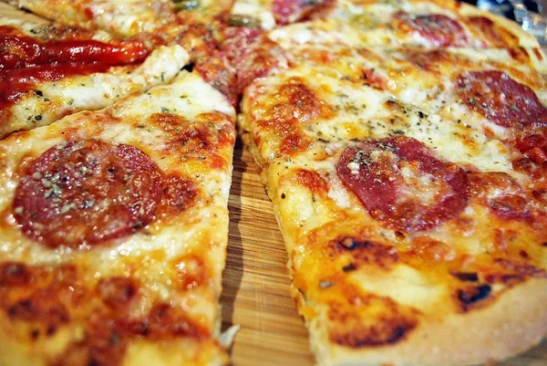 Yumuşak odak portre pizza kepekli tava üzerinde Restoran ahşap tabak. — Stok fotoğraf
