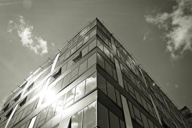 Modern bina. Camdan yapılmış modern ofis binası.