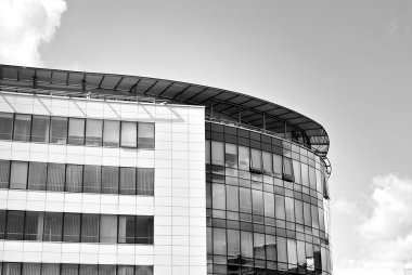 Modern bina. Camdan yapılmış modern ofis binası.