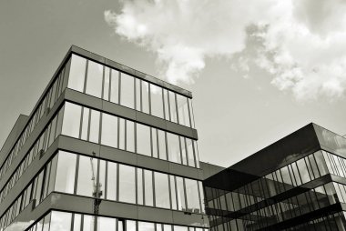 Modern bina. Camdan yapılmış modern ofis binası.