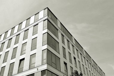 Modern bina. Camdan yapılmış modern ofis binası.