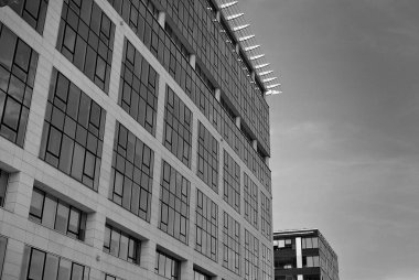 Modern bina. Camdan yapılmış modern ofis binası.