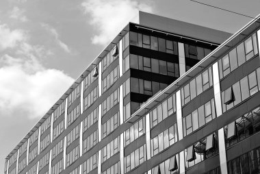 Modern bina. Camdan yapılmış modern ofis binası.