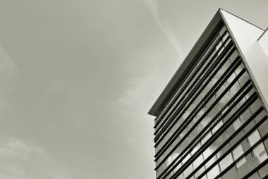 Modern bina. Camdan yapılmış modern ofis binası.