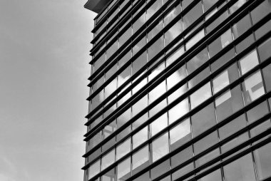 Modern bina. Camdan yapılmış modern ofis binası.