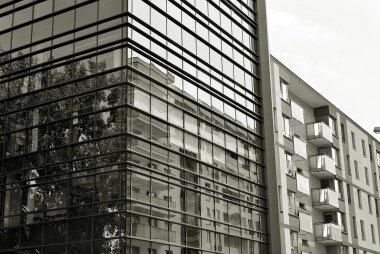 Modern bina. Camdan yapılmış modern ofis binası.