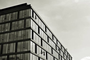 Modern bina. Camdan yapılmış modern ofis binası.