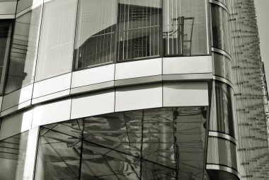 Modern bina. Camdan yapılmış modern ofis binası.