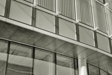 Modern bina. Camdan yapılmış modern ofis binası.