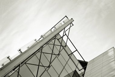 Modern bina. Camdan yapılmış modern ofis binası.