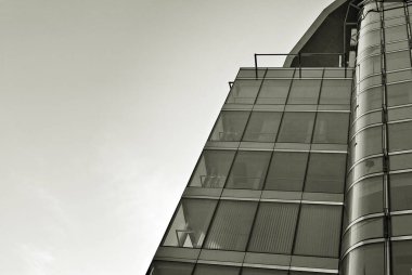 Modern bina. Camdan yapılmış modern ofis binası.