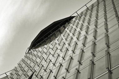 Modern bina. Camdan yapılmış modern ofis binası.