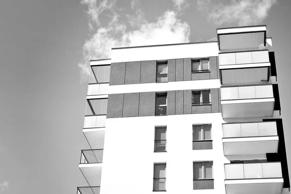 Moderno edificio de apartamentos de lujo. Blanco y negro — Foto de Stock