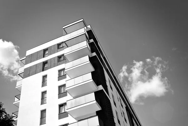 Moderno edificio de apartamentos de lujo. Blanco y negro — Foto de Stock