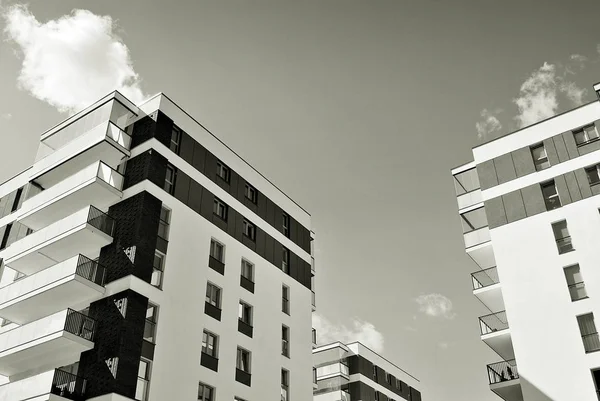 现代的豪华公寓楼。黑色和白色 — 图库照片