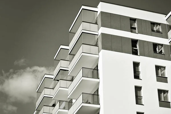 Immeuble moderne et luxueux. Noir et blanc — Photo