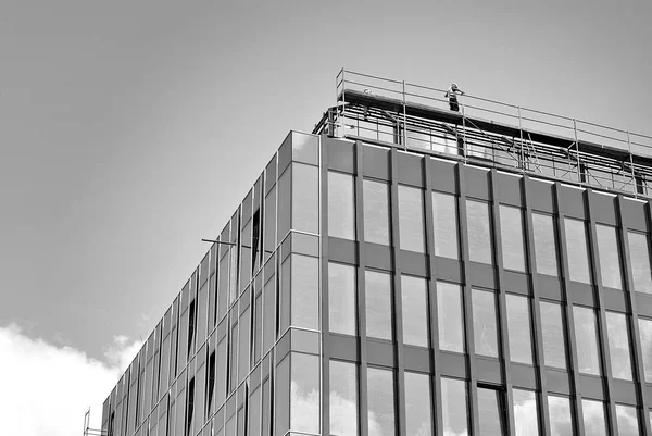 Moderno edificio de oficinas con fachada de vidrio —  Fotos de Stock