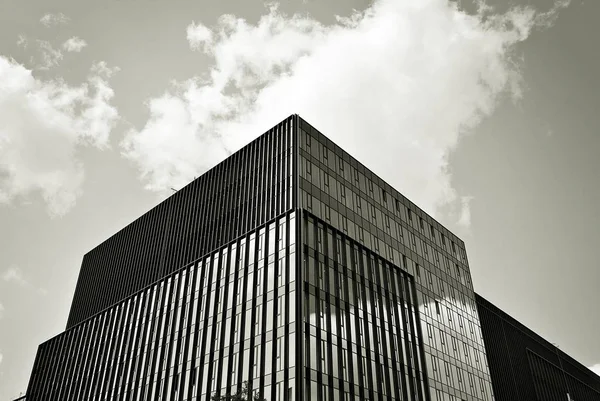 Modern bina. Camdan yapılmış modern ofis binası.