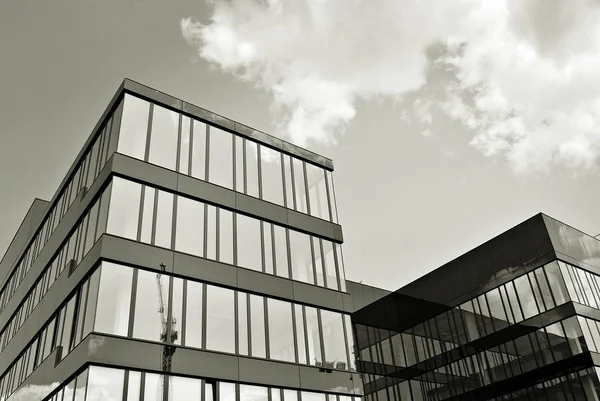 Modern bina. Camdan yapılmış modern ofis binası.