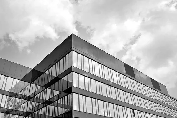 Modern bina. Camdan yapılmış modern ofis binası.