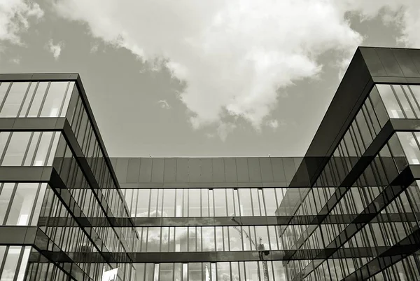 Nowoczesny budynek biurowy z fasadą ze szkła — Zdjęcie stockowe