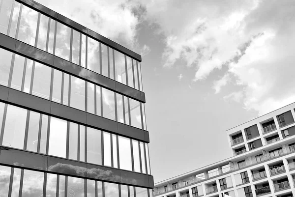 Modern bina. Camdan yapılmış modern ofis binası.