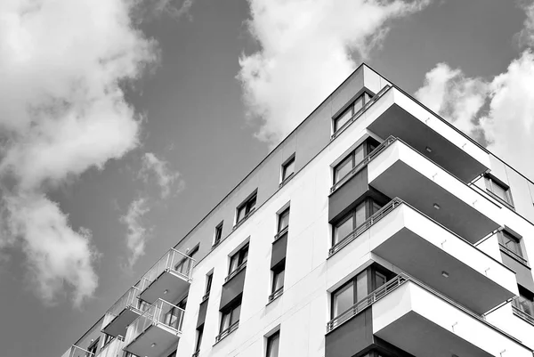 Modern, Luxury Apartment Building. Black and white — Stock Photo, Image