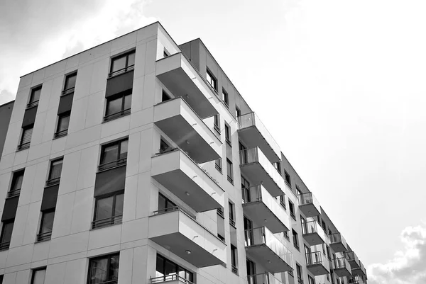 Moderno edificio de apartamentos de lujo. Blanco y negro —  Fotos de Stock