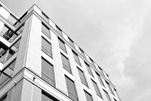 Modern bina. Camdan yapılmış modern ofis binası.