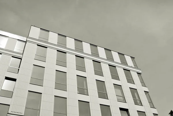 Modern bina. Camdan yapılmış modern ofis binası.