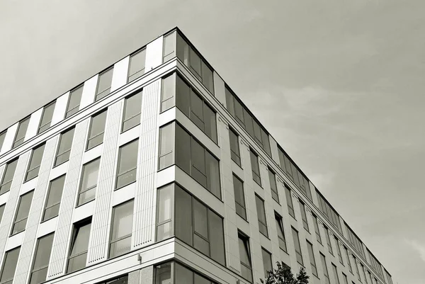 Modern bina. Camdan yapılmış modern ofis binası.