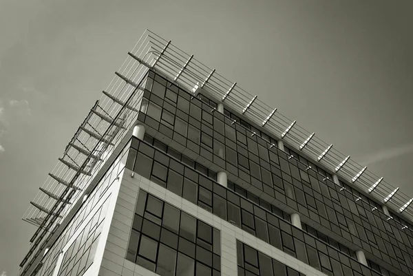 Modern building.Modern office building with facade of glass — Stock Photo, Image