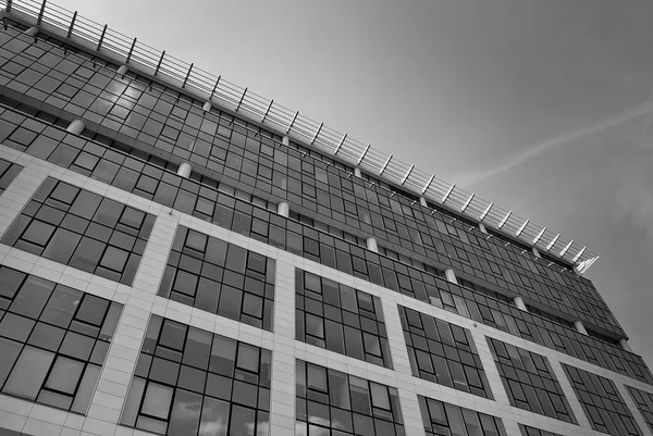 Modern bina. Camdan yapılmış modern ofis binası.