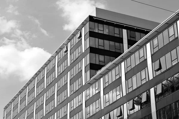 Modern bina. Camdan yapılmış modern ofis binası.