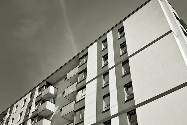 Modern, luxus apartman épület. Fekete-fehér — Stock Fotó
