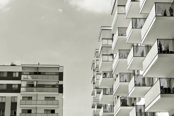 Moderno edificio de apartamentos de lujo. Blanco y negro — Foto de Stock