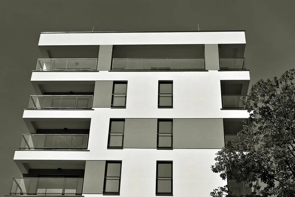 Edifício moderno de apartamentos de luxo. Preto e branco — Fotografia de Stock