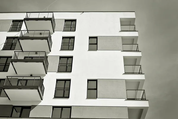 Edifício moderno de apartamentos de luxo. Preto e branco — Fotografia de Stock