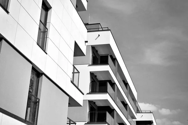 Moderno edificio de apartamentos de lujo. Blanco y negro —  Fotos de Stock