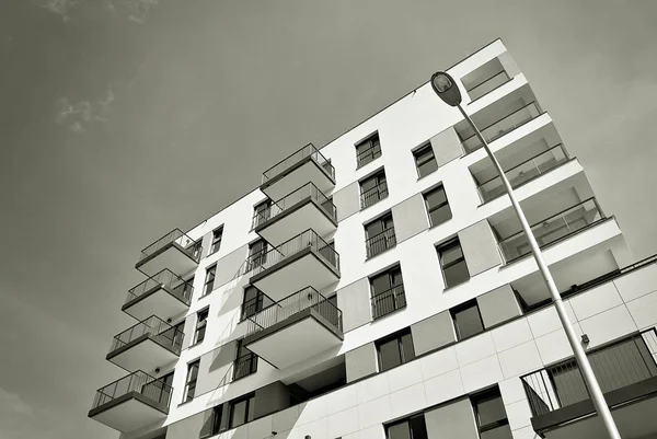 Moderno edificio de apartamentos de lujo. Blanco y negro —  Fotos de Stock