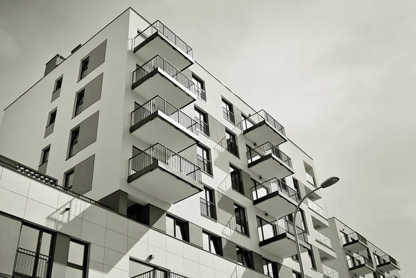 Edifício moderno de apartamentos de luxo. Preto e branco — Fotografia de Stock