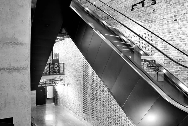 Μοντέρνους εσωτερικούς χώρους. Σύγχρονη κυλιόμενες σκάλες στο εμπορικό κέντρο — Φωτογραφία Αρχείου