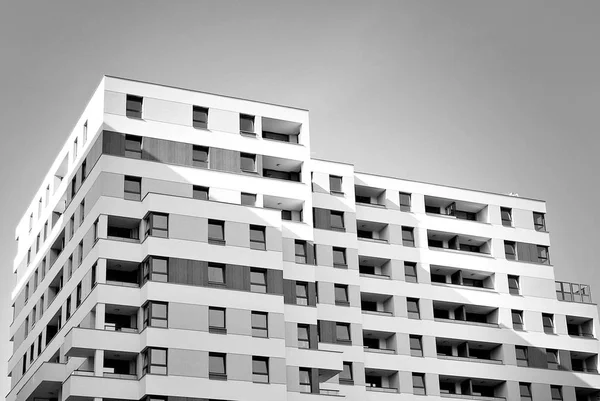 Moderna, lyxiga lägenhet byggnad. Svart och vitt — Stockfoto