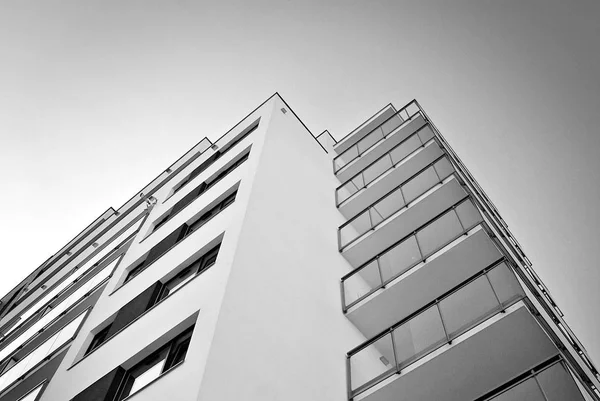 Edifício moderno de apartamentos de luxo. Preto e branco — Fotografia de Stock