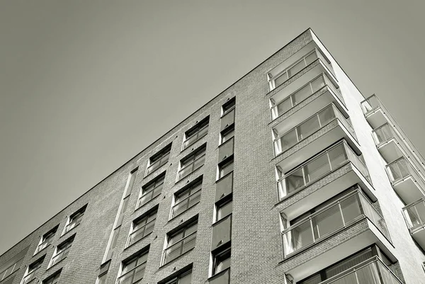 Edifício moderno de apartamentos de luxo. Preto e branco — Fotografia de Stock