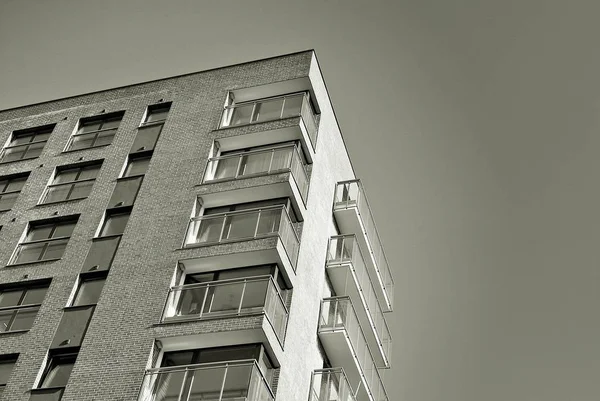 Moderno edificio de apartamentos de lujo. Blanco y negro —  Fotos de Stock