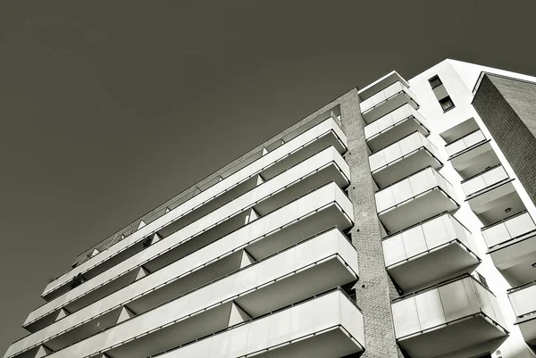 Μοντέρνα, πολυτελή πολυκατοικία. Μαύρο και άσπρο — Φωτογραφία Αρχείου